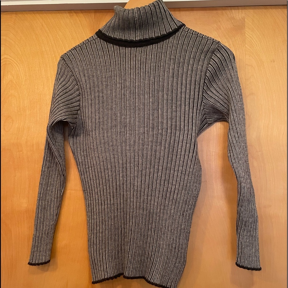 Beautiful ribbed sweater from Italy.